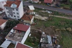 Bandırma’da fırtına, müstakil evin çatısını 60 metre uçurdu