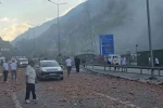 Bariyerlere çarpan kiremit yüklü tırda yangın çıktı