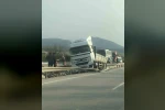 Bariyerlere çarpan tırda 2 kişi yaralandı