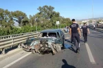 Bariyerlere çarpan Tofaş hurdaya döndü, etrafa saçılan parçaları başka sürücüyü de yaraladı 