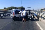 Bariyerlere çarpıp kaza yapan sürücü kazayı burnu kanamadan atlattı