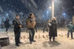 Bartın’da ilçe protokolü vatandaşlarla kartopu oynadı