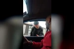 Başakşehir’de taksi sürücüsün yolcu kavgası kamerada
