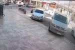 Başında olması gereken kask motosiklette olunca ölümden döndü