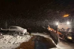 Başkale’de yoldan çıkan otomobil kara saplandı
