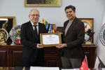 Başkan Durgut’a onursal üyelik plaketi
