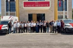 Başkan Fırat, iki aracı şahsi bütçesi ile alarak belediyeye hibe etti