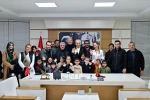 Başkan Kocagöz, görme sorunu olan öğrencilere gözlüklerini teslim etti