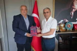 Başkan Öztürk’ten Kaymakam Güney’e "Helvacı Kilimi" kitabı takdimi