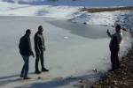 Batman’da donan göletin üstünde fotoğraf çektiler