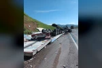 Batman’da kaza yapan tır ortalığı savaş alanına çevirdi