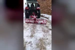 Batman’da muhtar, yolun kapanmaması için traktörle kar birikintilerini temizledi