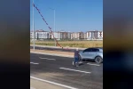 Batmanlı işçi yerdeki Türk bayrağını alıp, boyunun yettiği en yüksek noktaya astı