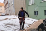 Bayburt’ta buzlu yollara tuz seriliyor