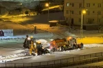 Bayburt’ta kara saplanan tuzlama aracı kepçe ve halat yardımıyla çekildi