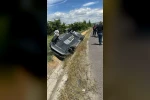 Bayram tatili dönüşünde kaza yapan 2 araç refüje düştü