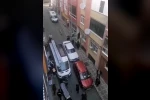 Bayrampaşa’da kamyonetin üzerindeki malzemelerin işçinin üzerine düştüğü anlar kamerada