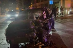 Bayrampaşa’da otobüs ile otomobil kafa kafaya çarptı: 3 yaralı 