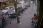 Bayrampaşa’da otomobil bakkaldan koşarak çıkan küçük çocuğa çarptı