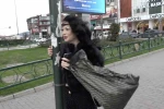 Bebek arabası lodosla birlikte sürüklenerek devrildi