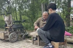 Bedensel engelli baba, oğluyla birlikte bıçak bileyerek geçimini sağlıyor