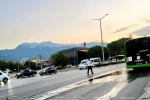 Belediye otobüsünden dökülen yakıt sürücülere zor anlar yaşattı