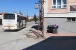 Belediyenin oturacak yer yapmadığı duraklara vatandaş evinden koltuk getirdi