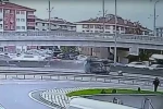 Beton bariyere çarpan otomobil devrilip sürüklendi, kaza anı kamerada