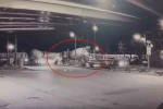 Beton mikserinin ezdiği motosikletin sürücüsü son anda kurtuldu