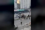 Beylikdüzü’nde direğe çarpan araç takla attı