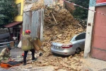 Beyoğlu’nda 2 katlı metruk bina çöktü