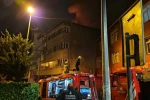 Beyoğlu’nda 4 katlı binanın çatısı alev alev yandı: Vatandaşlar tahliye edildi