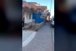 Bıçaklandıktan sonra duvardan atlayıp kaçmaya çalıştı: O anlar kameraya yansıdı