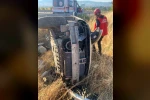 Bigadiç’te araç şarampole uçtu; 2 yaralı