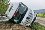 Bilecik’te kontrolden çıkan tır devrildi