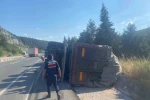 Bilecik’te kontrolden çıkan tır yan yattı
