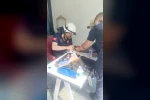 Bileğinde sıkışan kelepçe itfaiyenin müdahalesiyle çıkartıldı