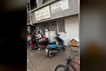 Binadan dökülen parçalar aşağıdaki motosikletlere zarar verdi