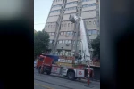 Binanın dış cephesindeki beton parçalar yayaların arasına düştü