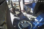 Bingöl’de el freni çekilmeyen otobüs geri kayarak park halindeki diğer otobüse çarptı