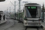 Bir kişi tramvay yoluna düştü