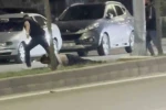 Bir tokatla yere serdiği şahsı sürükleyerek götürdü, o anlar kamerada