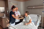 Bir yıl yutma mücadelesi veren doktor, doğum günü pastasını yutabilmenin mutluluğunu yaşadı