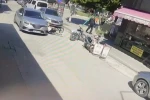 Bisikletiyle aniden yola çıkan çocuğa otomobil çarptı