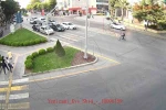 Bisikletliye yaya geçidinde otomobil çarptı: O anlar KGYS’ye yansıdı