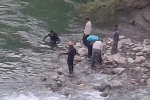 Bitlis’te dereye giren 3 kardeşten biri hayatını kaybetti, diğerini ise baba kurtardı