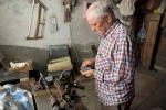 Bolu’da 50 yıldır manda boynuzundan tarak yapıyor