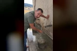 Bolu’da duyarlı vatandaş, hayvanların su içtiği yosunlu çeşmeyi temizledi
