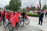 Bolu’da ellerinde Türk bayraklarıyla Gençlik Haftası’nda pedal çevirdiler