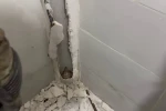 Boruda mahsur kalan kedi duvar kırılarak kurtarıldı